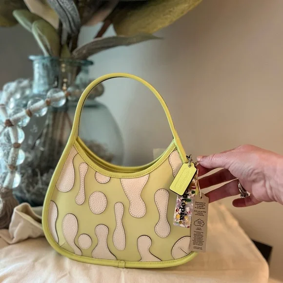 Ergo Bag In Coachtopia Leather With Lava Appliqué 💚 Brand New 💚🤍💚🤍💚🤍 - Picture 3 of 11